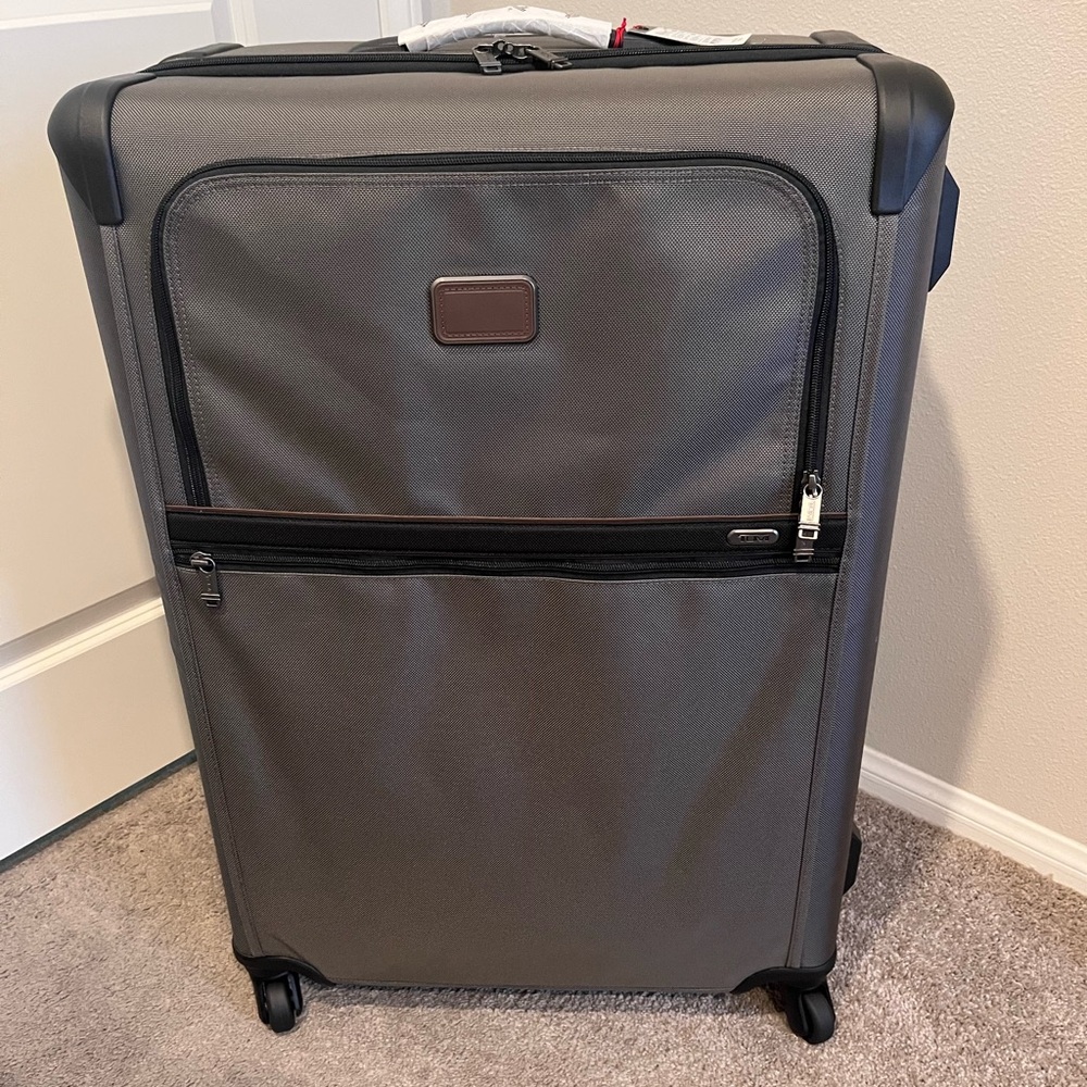 TUMI Alpha Gen 4.3 Extended Trip 31" Expandable 4-Wheel Packing Case.